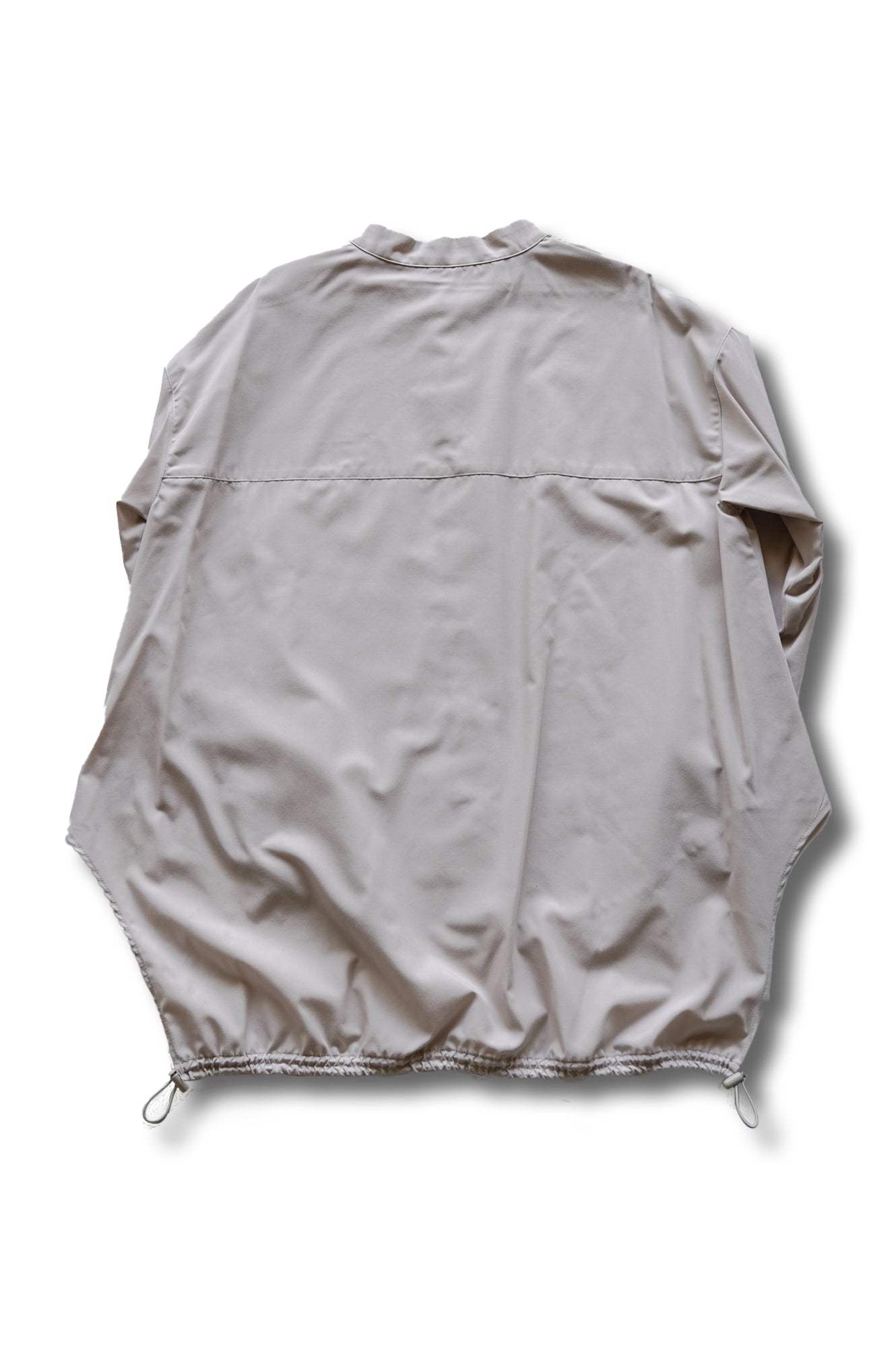 後ろ裾絞りスタンドカラーシャツ