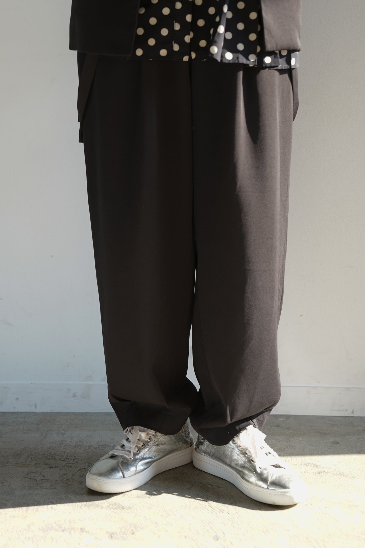 サスペンダー付き裾絞りパンツ