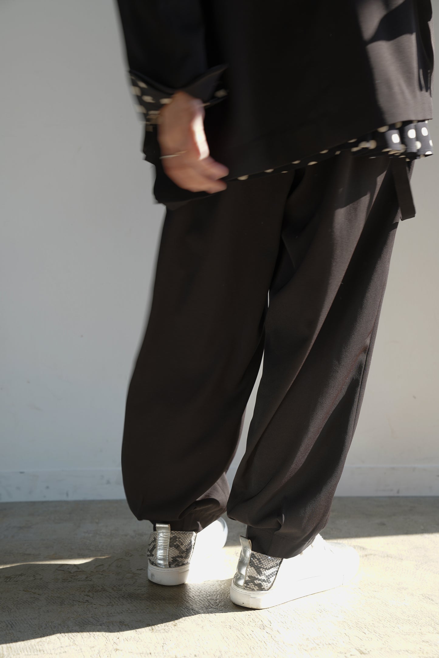 サスペンダー付き裾絞りパンツ