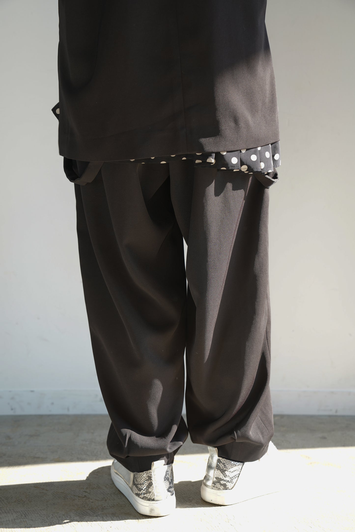 サスペンダー付き裾絞りパンツ