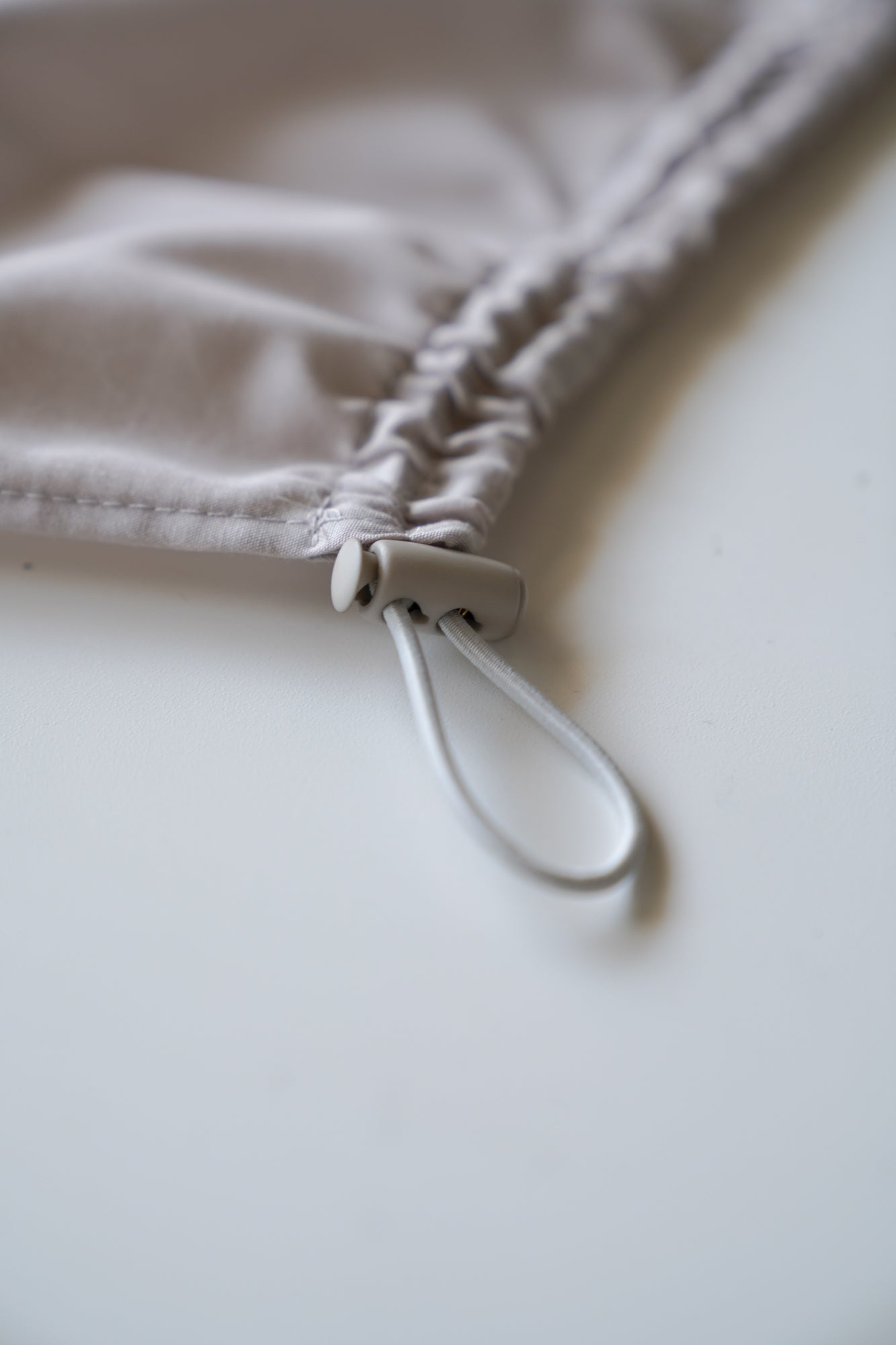 後ろ裾絞りスタンドカラーシャツ