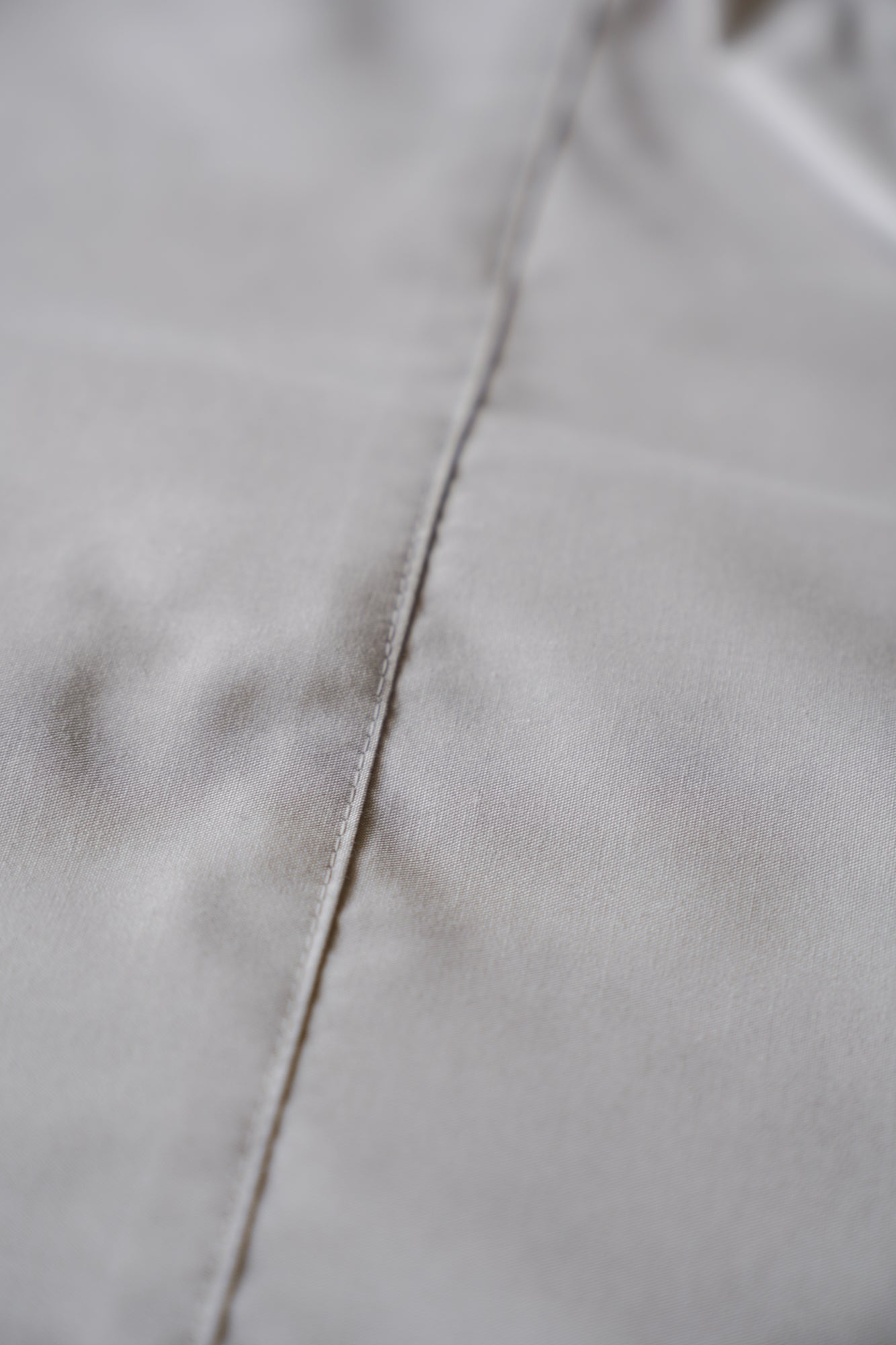 後ろ裾絞りスタンドカラーシャツ