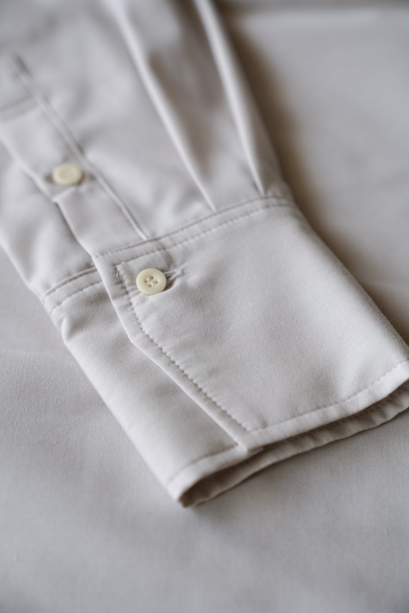 後ろ裾絞りスタンドカラーシャツ