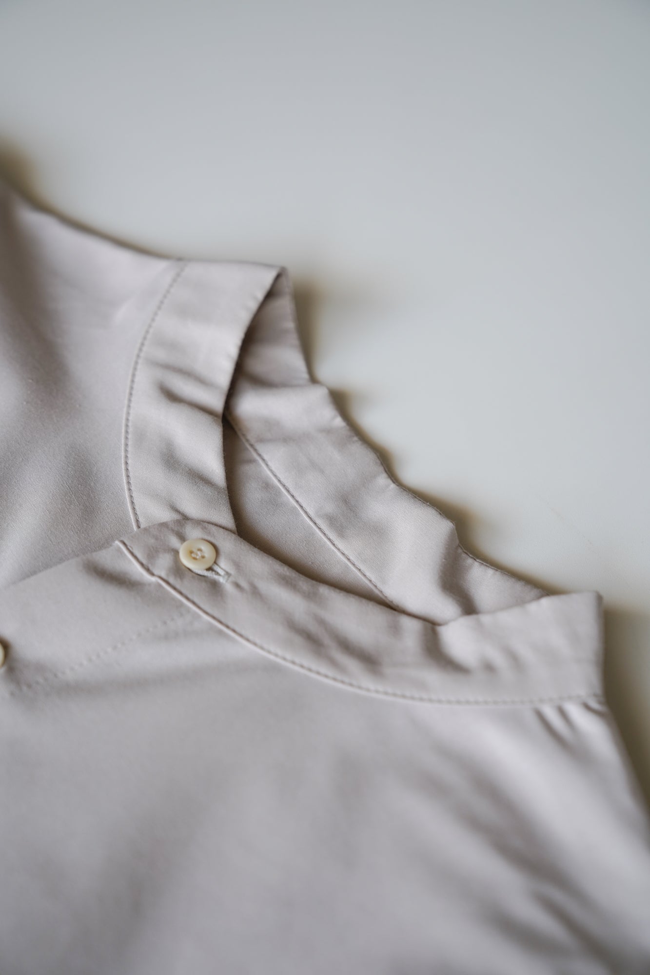 後ろ裾絞りスタンドカラーシャツ