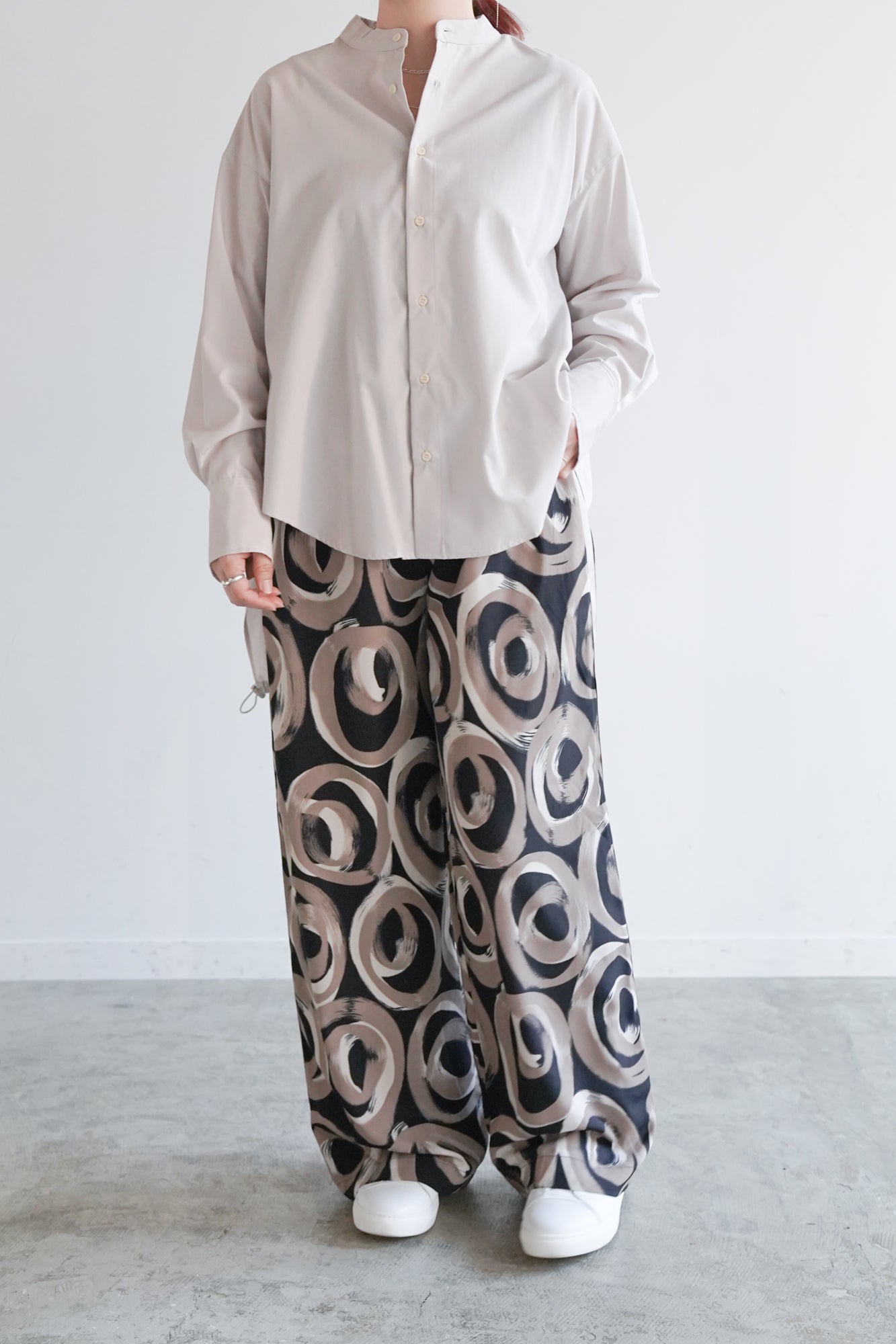 後ろ裾絞りスタンドカラーシャツ