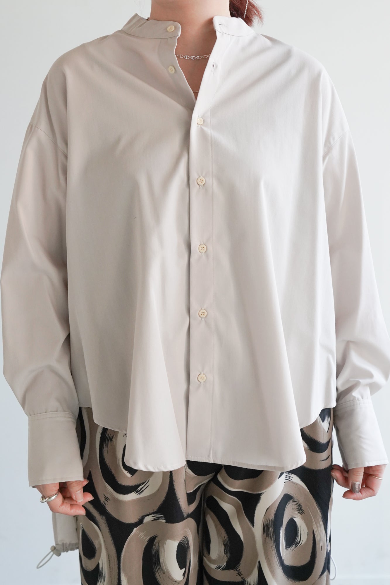 後ろ裾絞りスタンドカラーシャツ