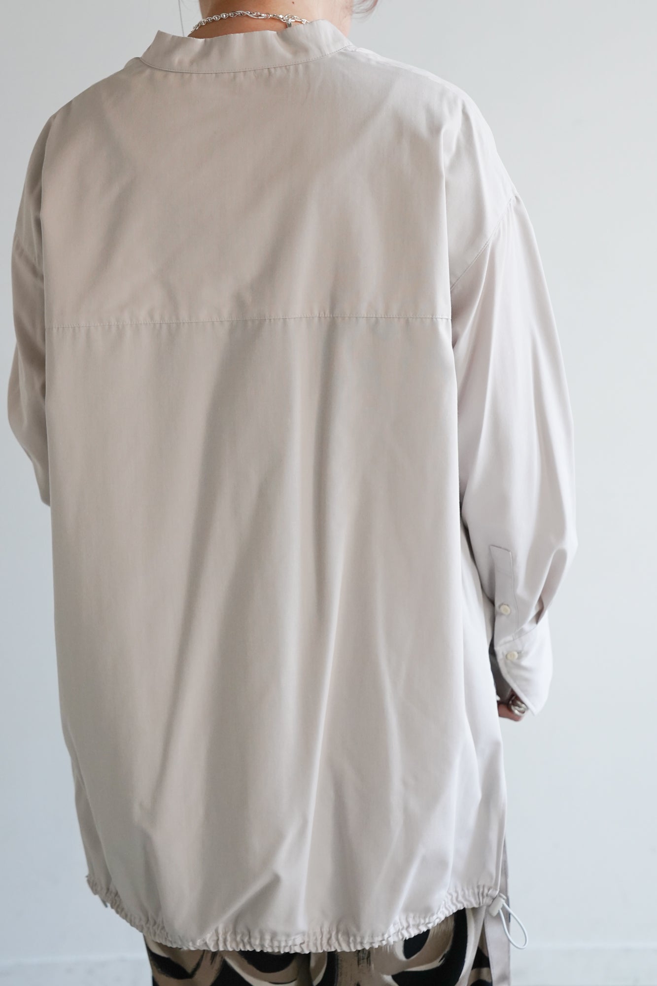 後ろ裾絞りスタンドカラーシャツ