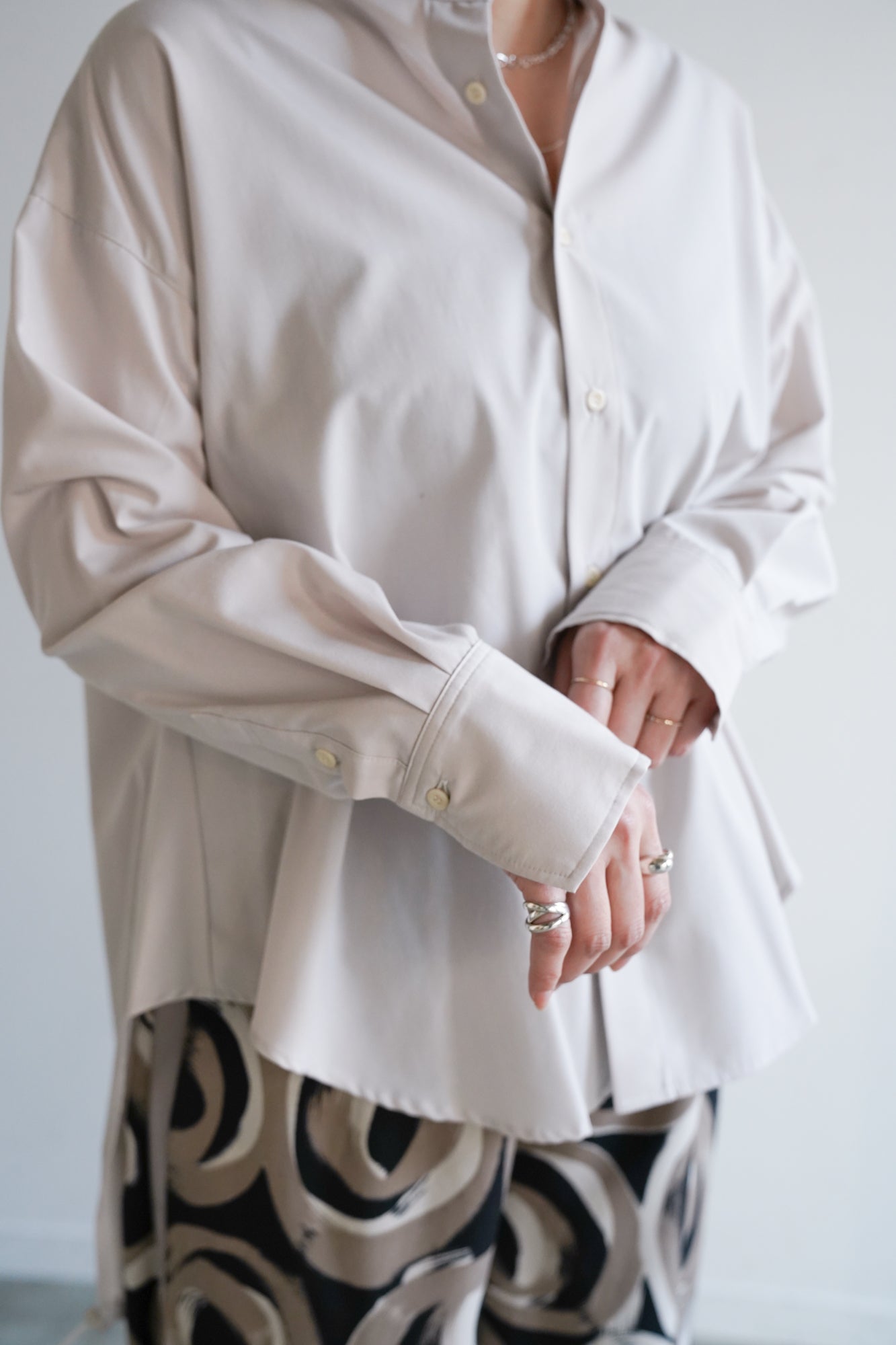 後ろ裾絞りスタンドカラーシャツ