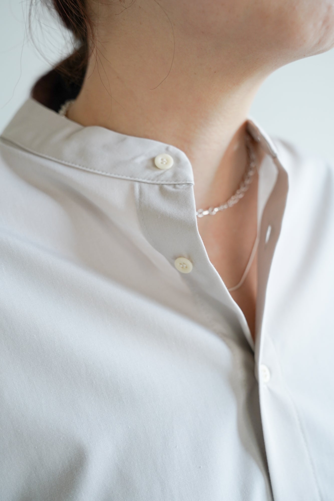 後ろ裾絞りスタンドカラーシャツ