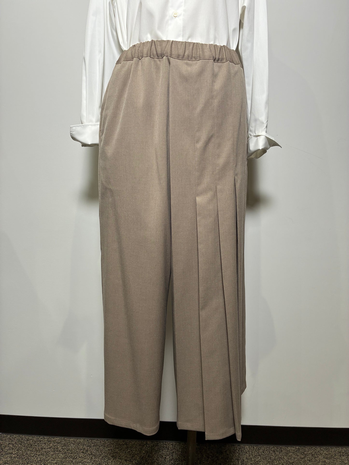 プリーツパンツ