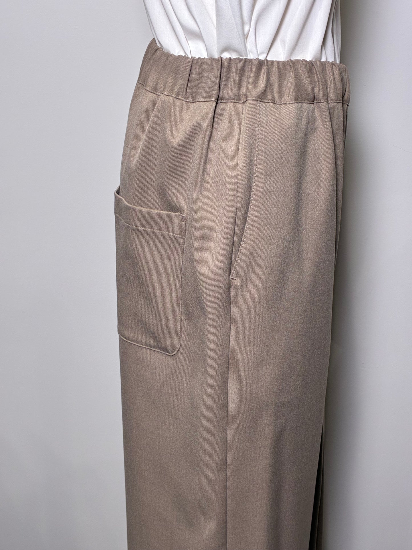 プリーツパンツ