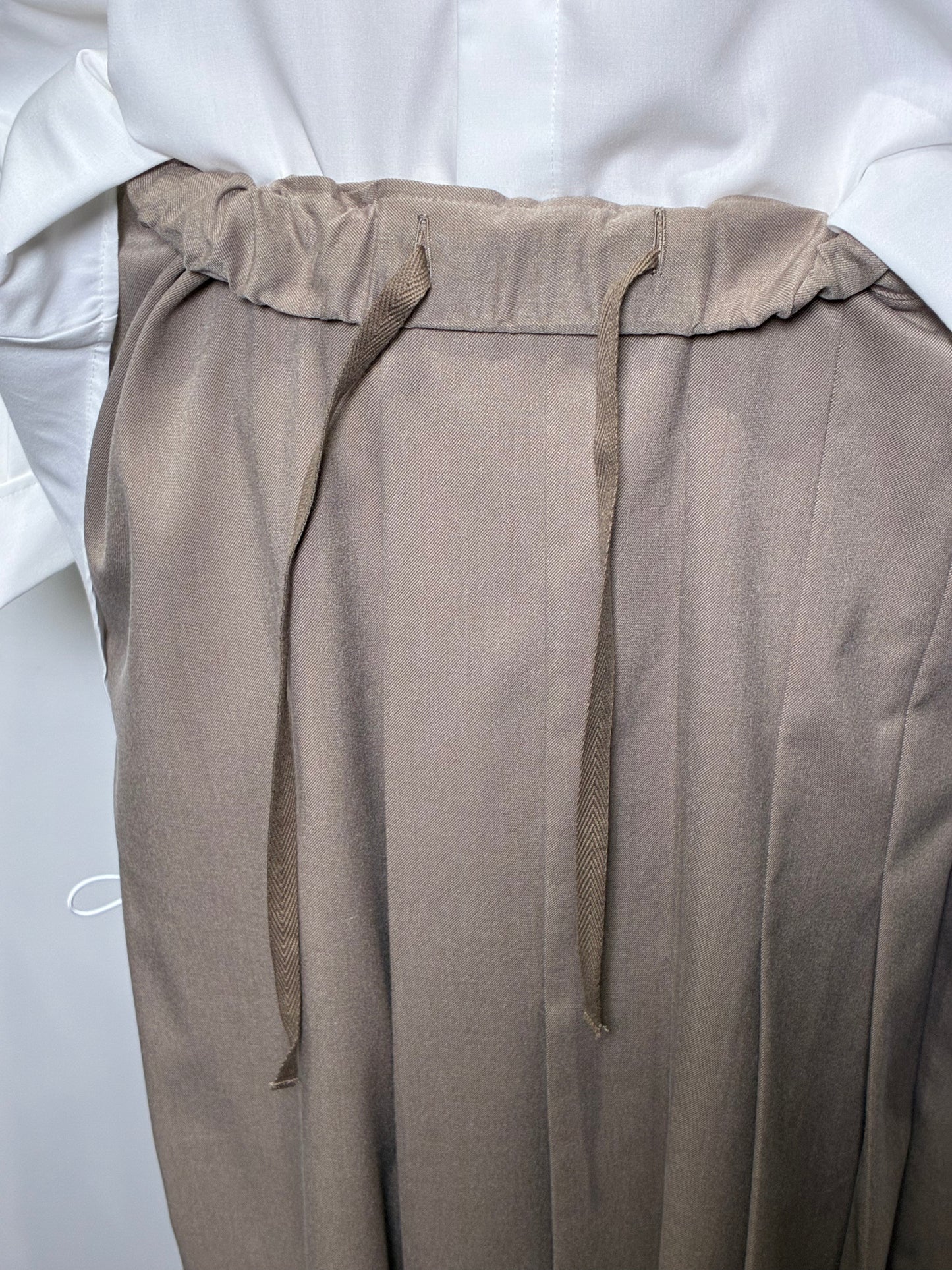 プリーツパンツ