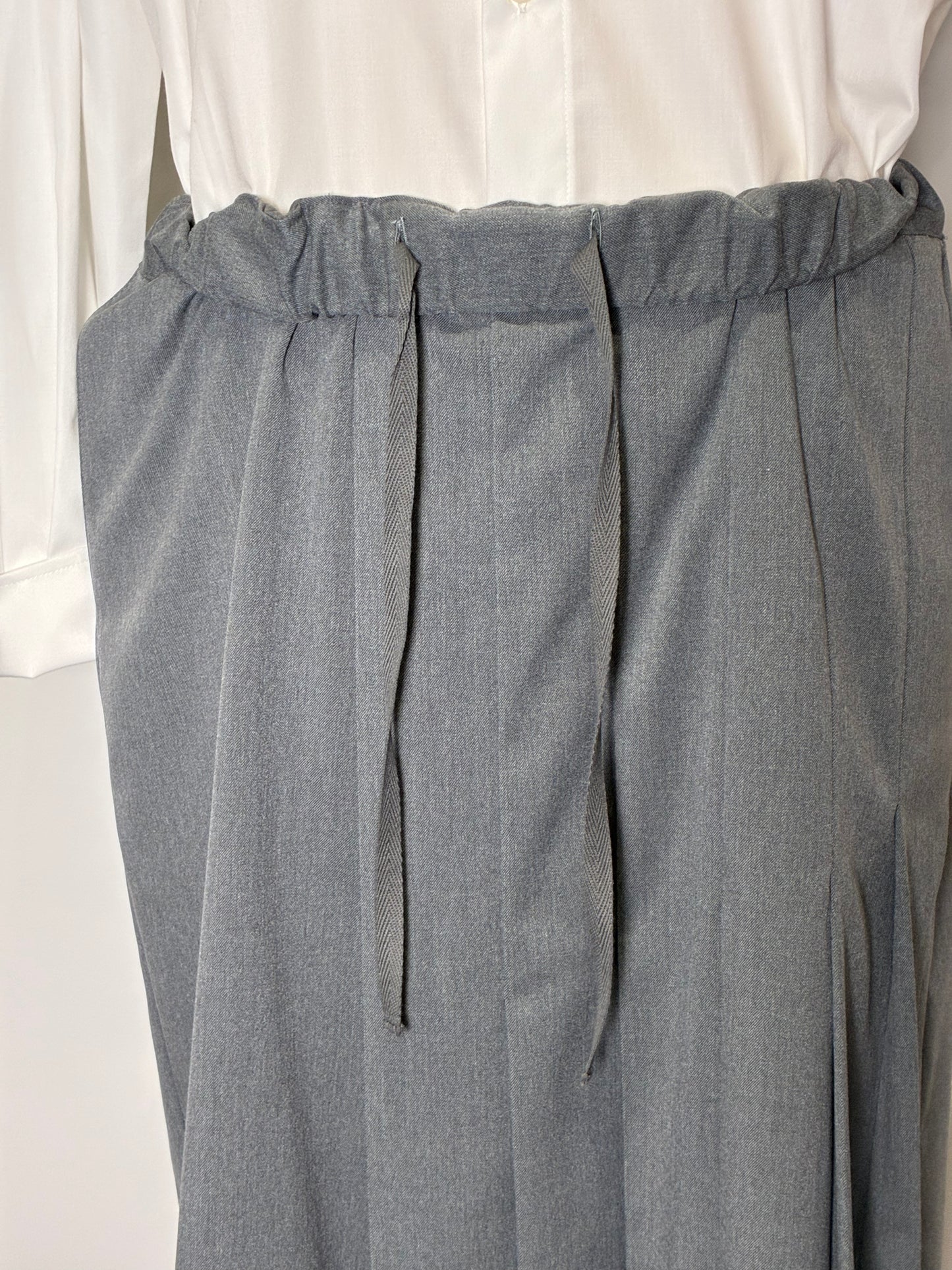 プリーツパンツ