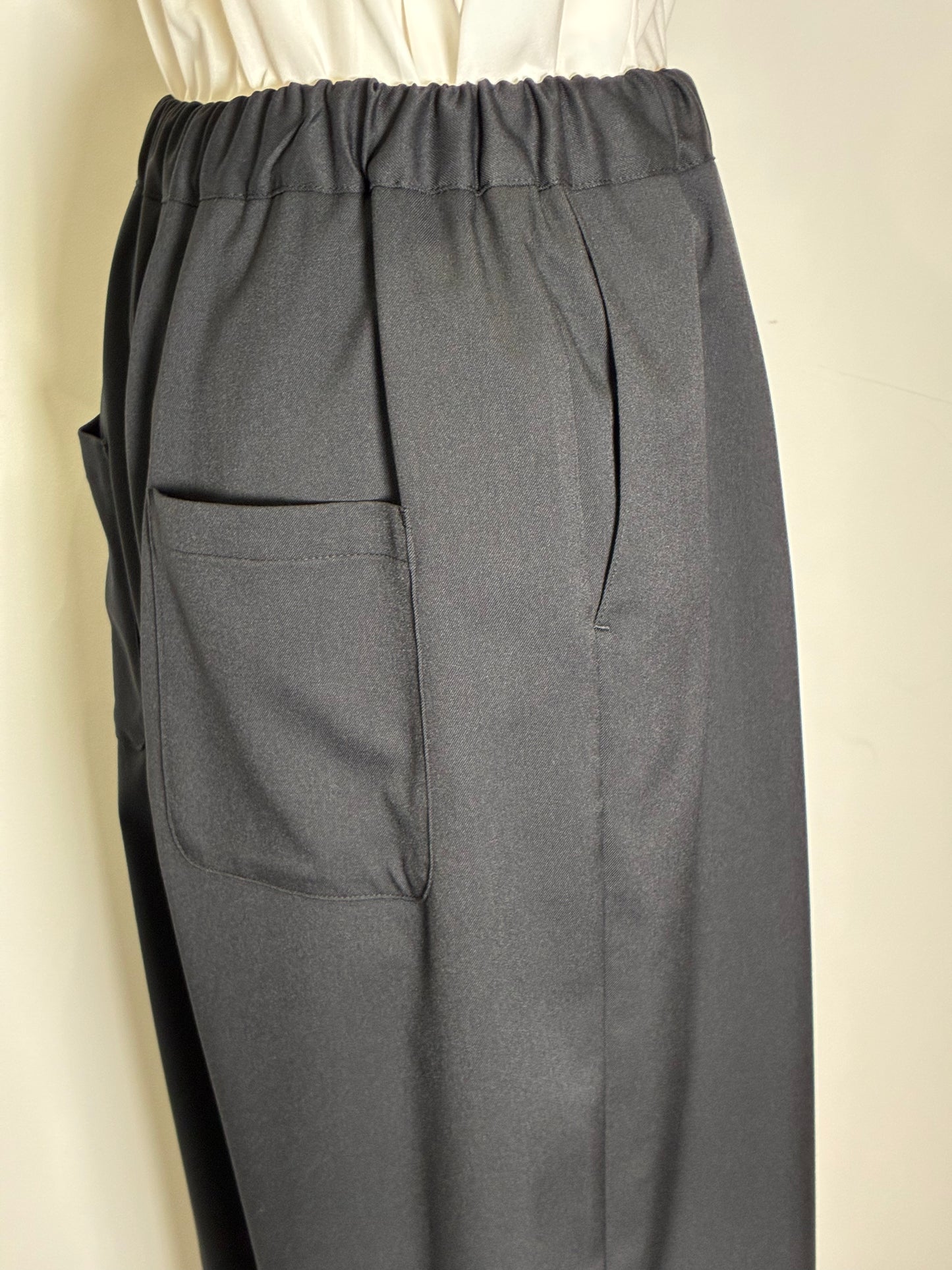 プリーツパンツ