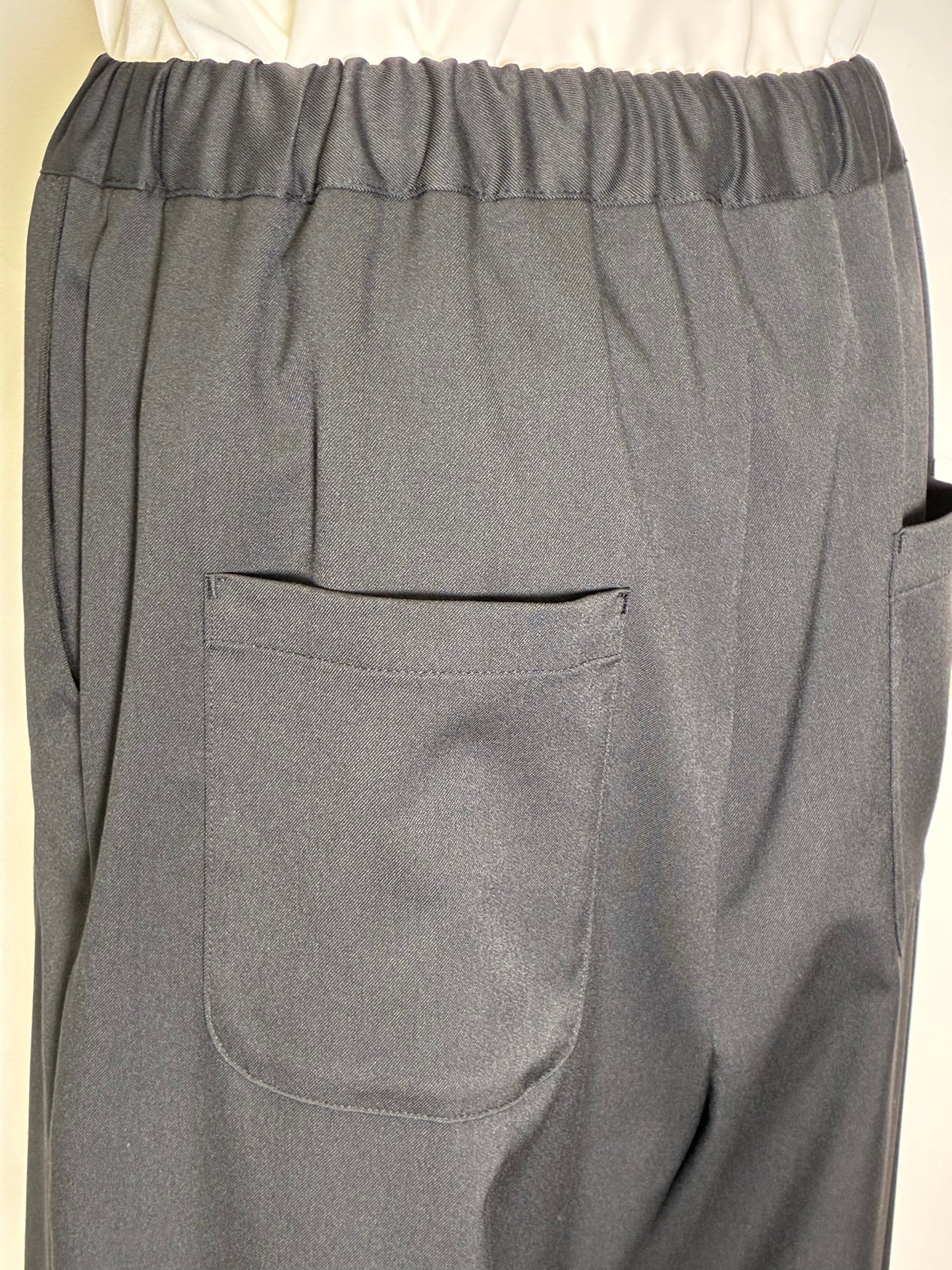 プリーツパンツ