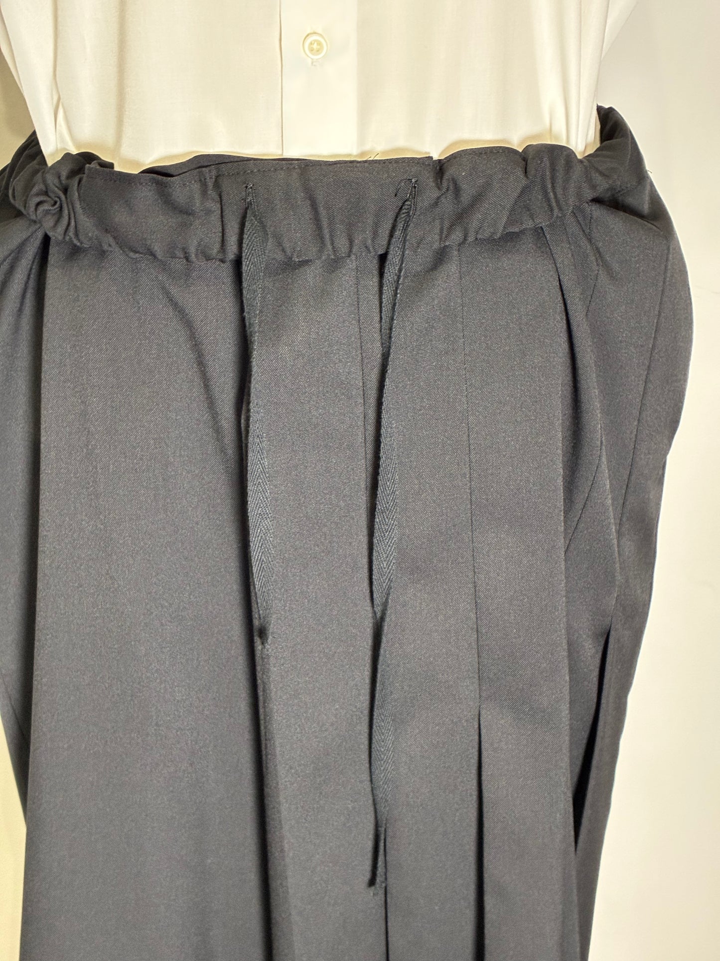 プリーツパンツ