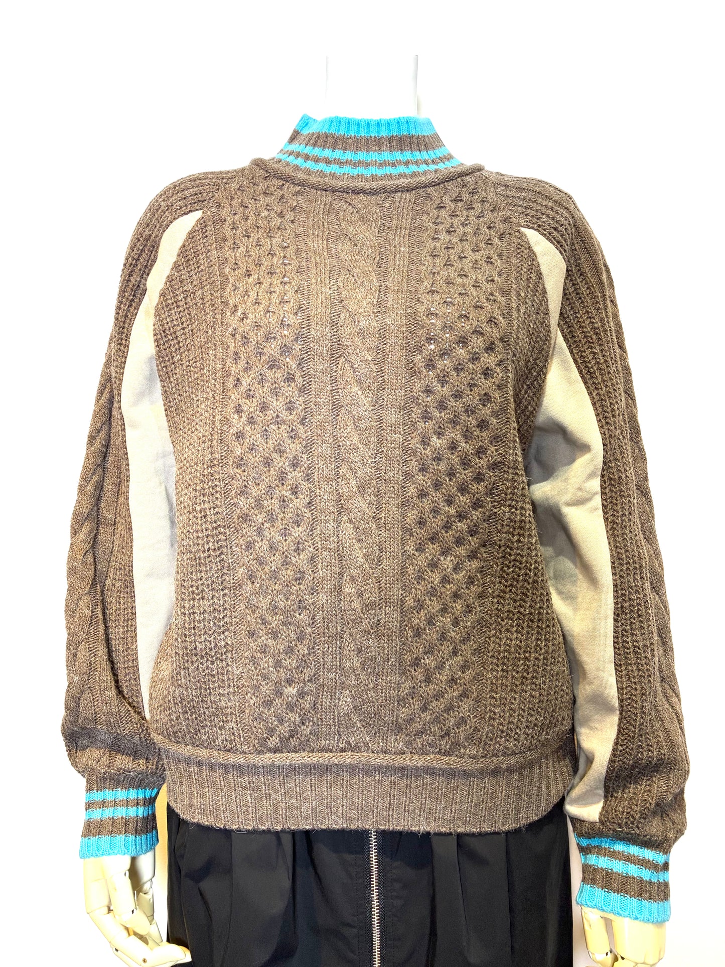 ハイネックケーブルニット