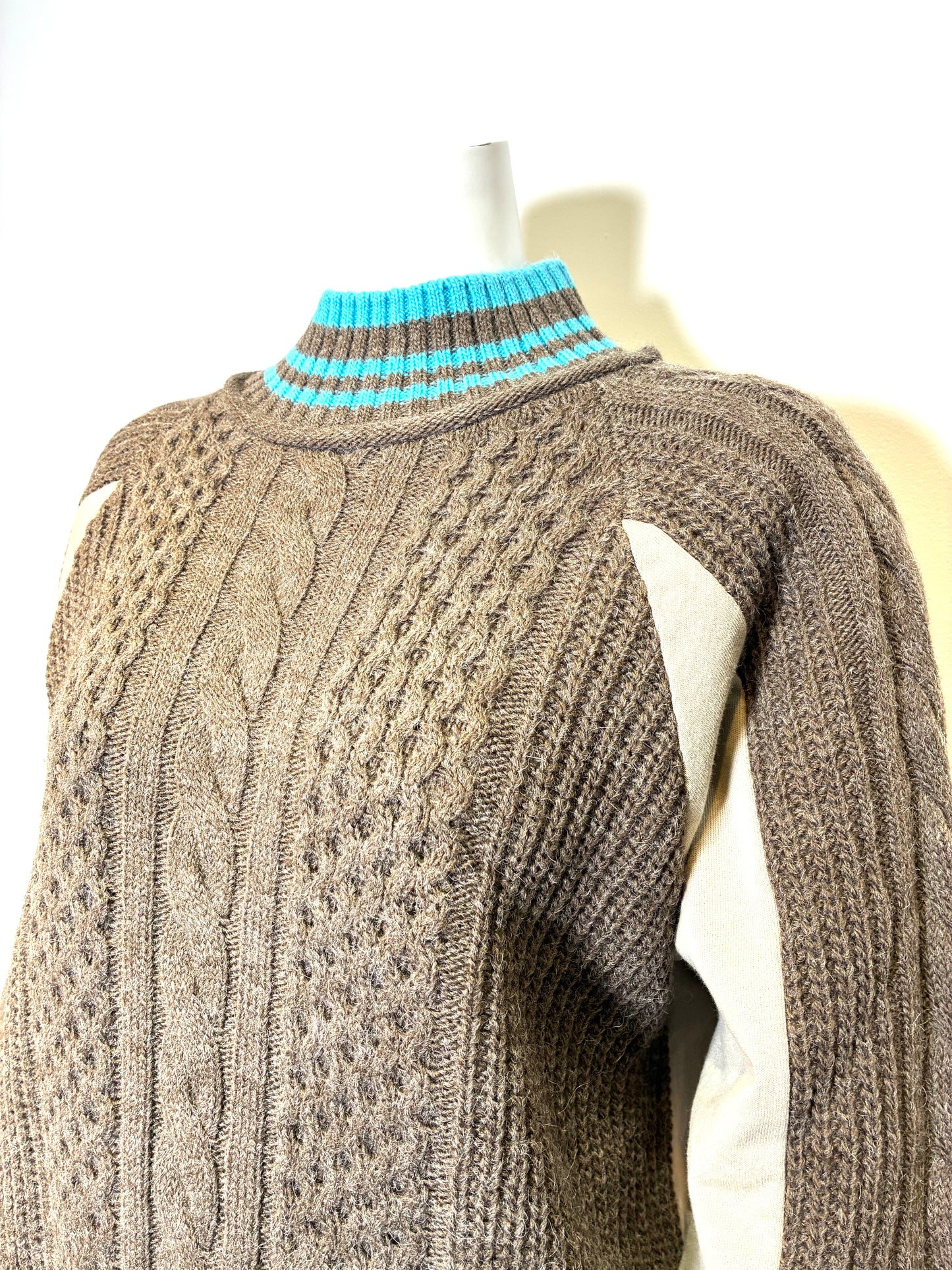 ハイネックケーブルニット