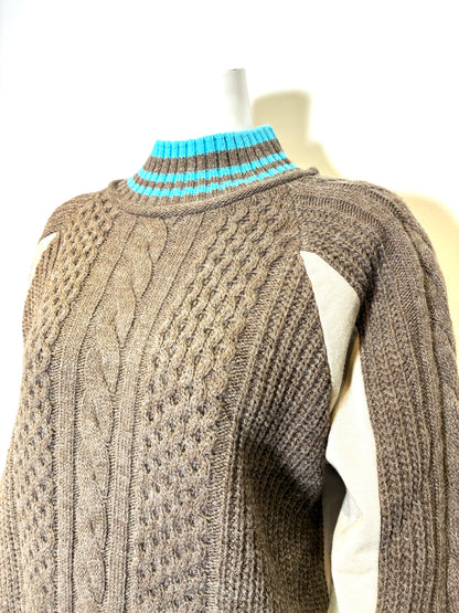 ハイネックケーブルニット