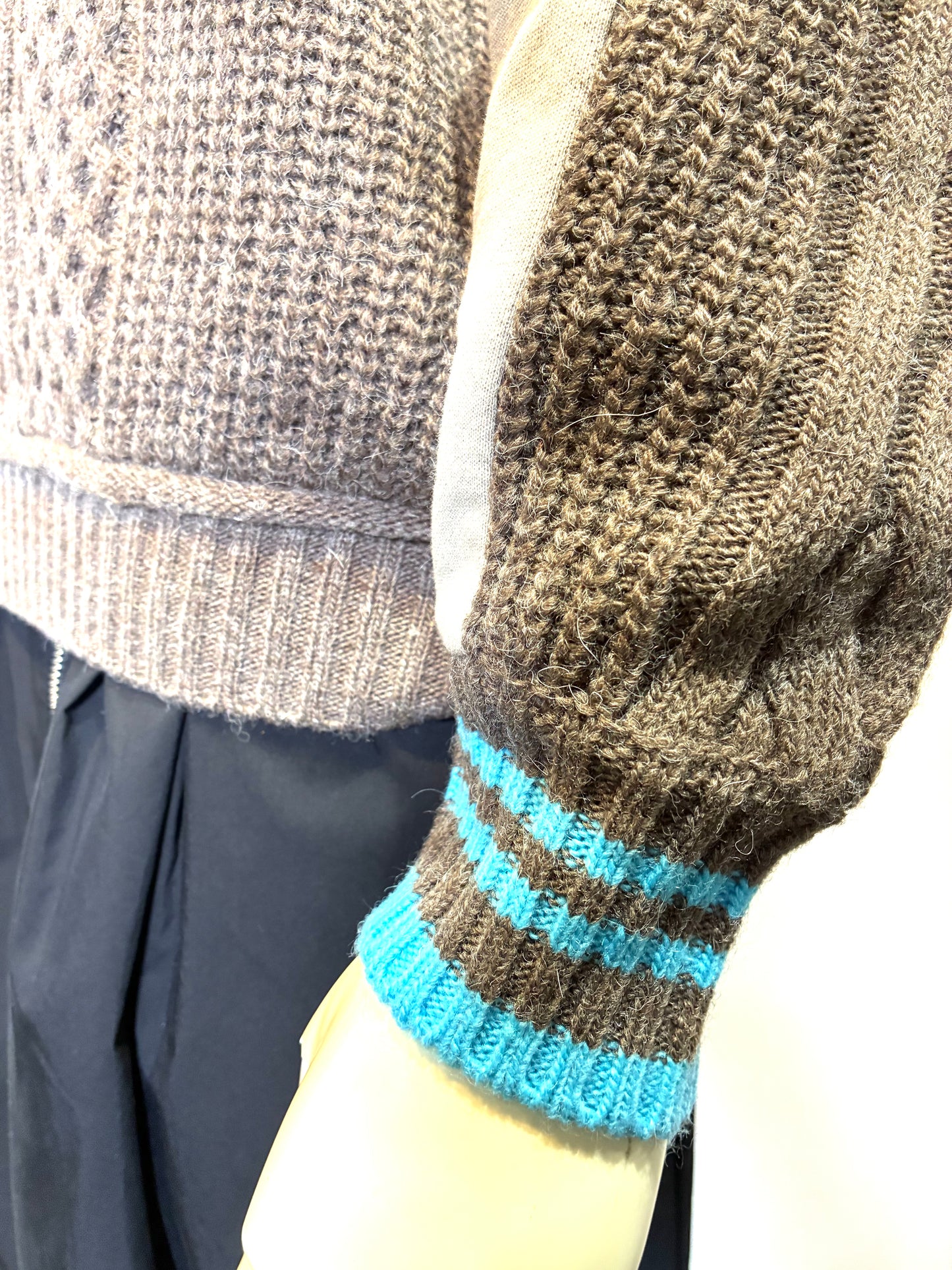 ハイネックケーブルニット