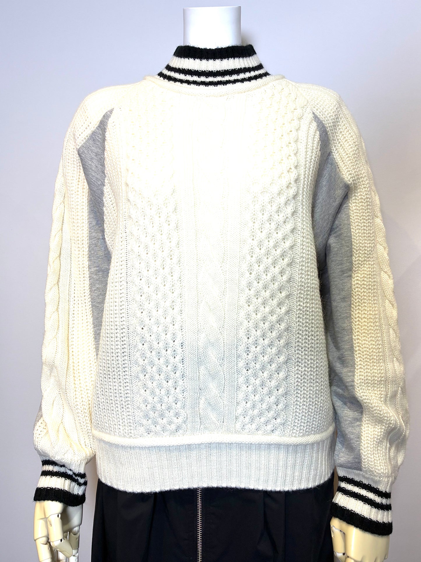 ハイネックケーブルニット