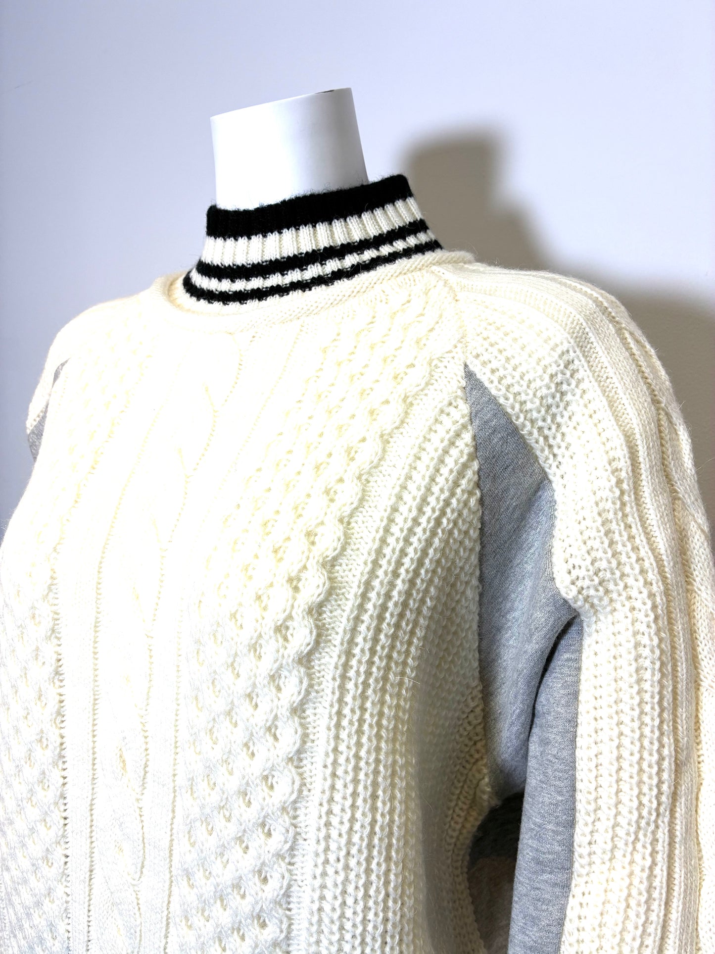 ハイネックケーブルニット