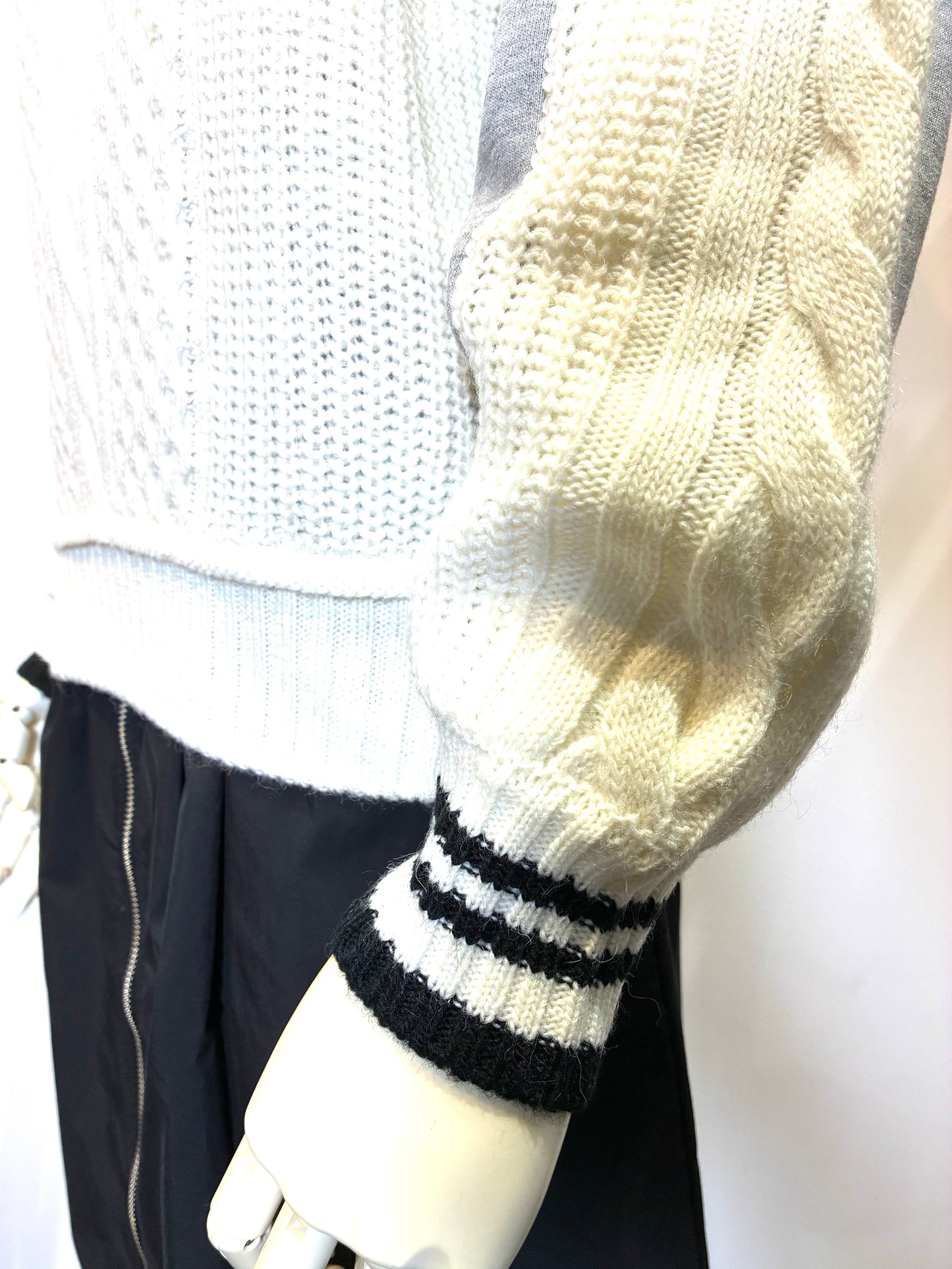 ハイネックケーブルニット