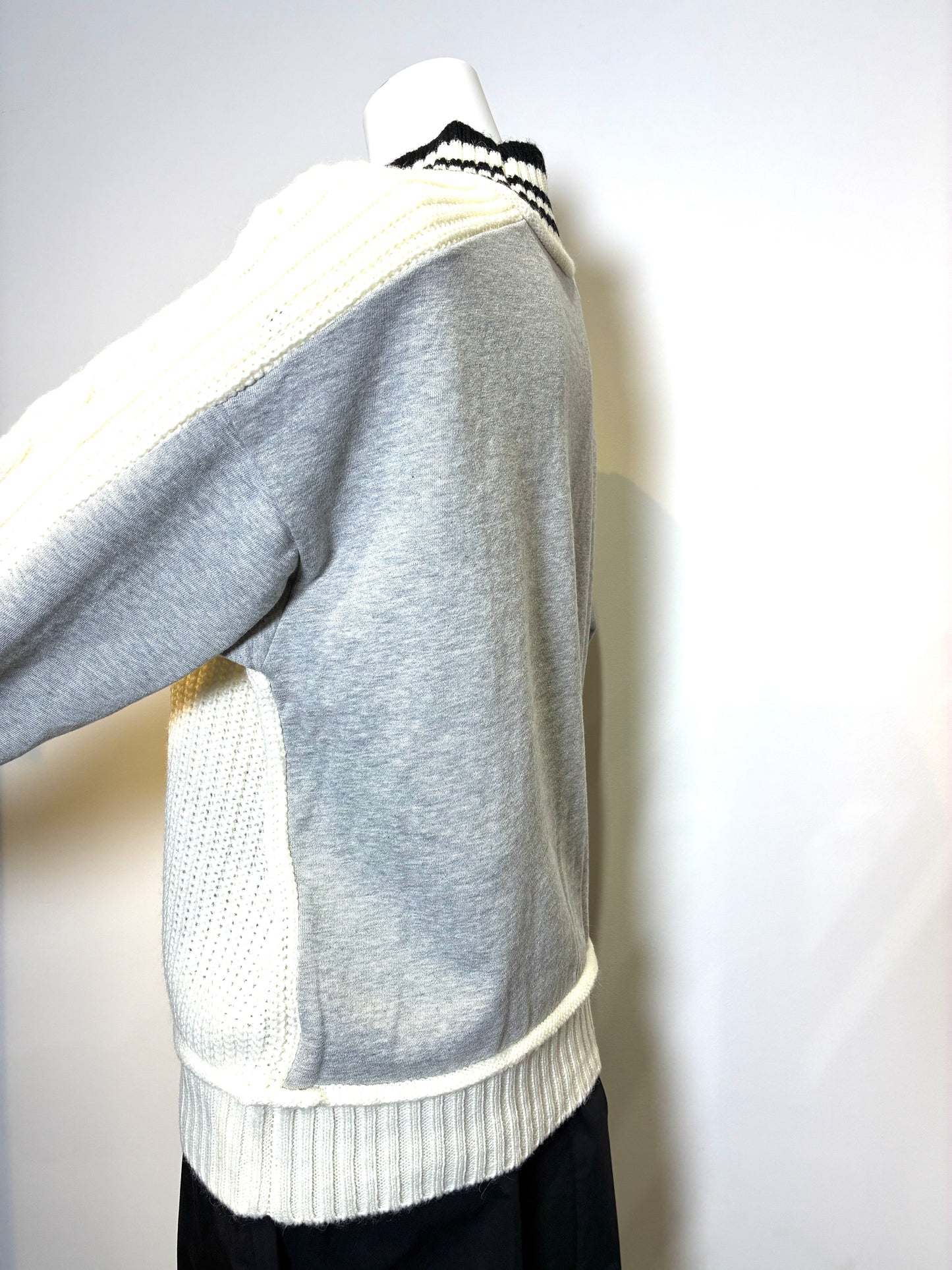 ハイネックケーブルニット