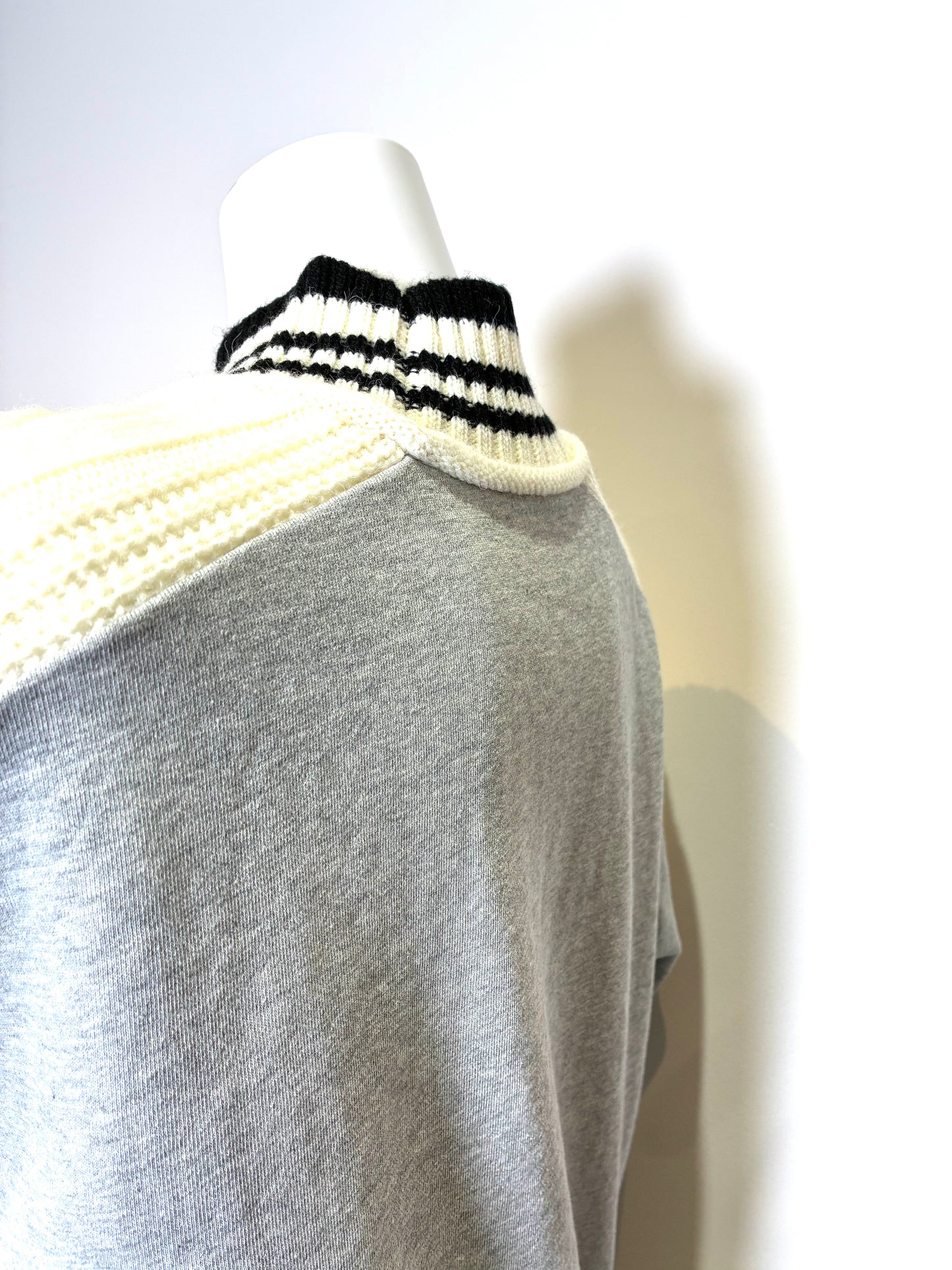 ハイネックケーブルニット