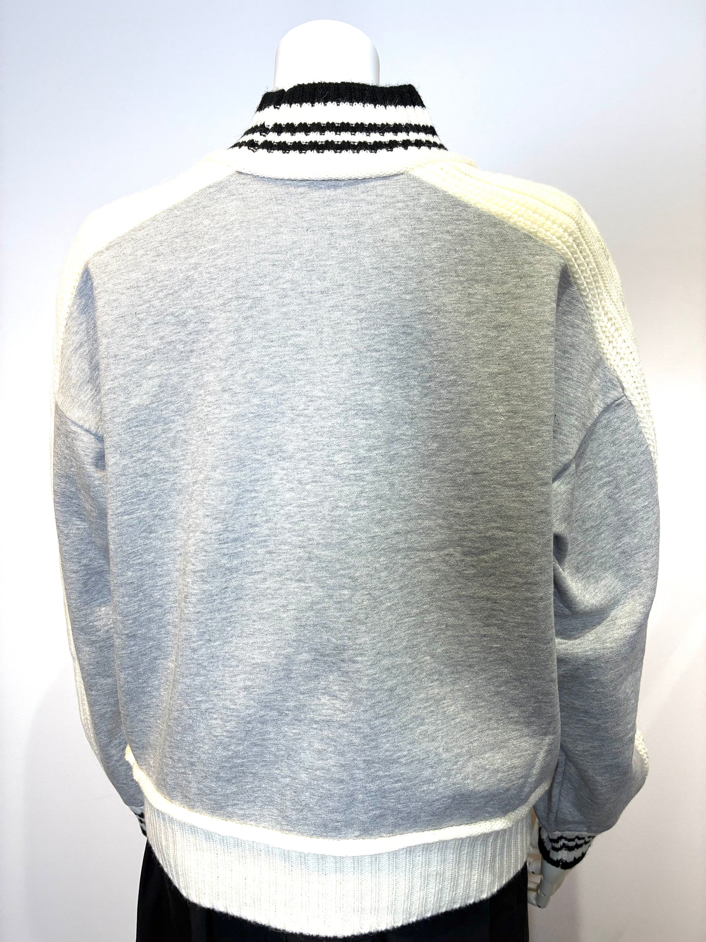 ハイネックケーブルニット