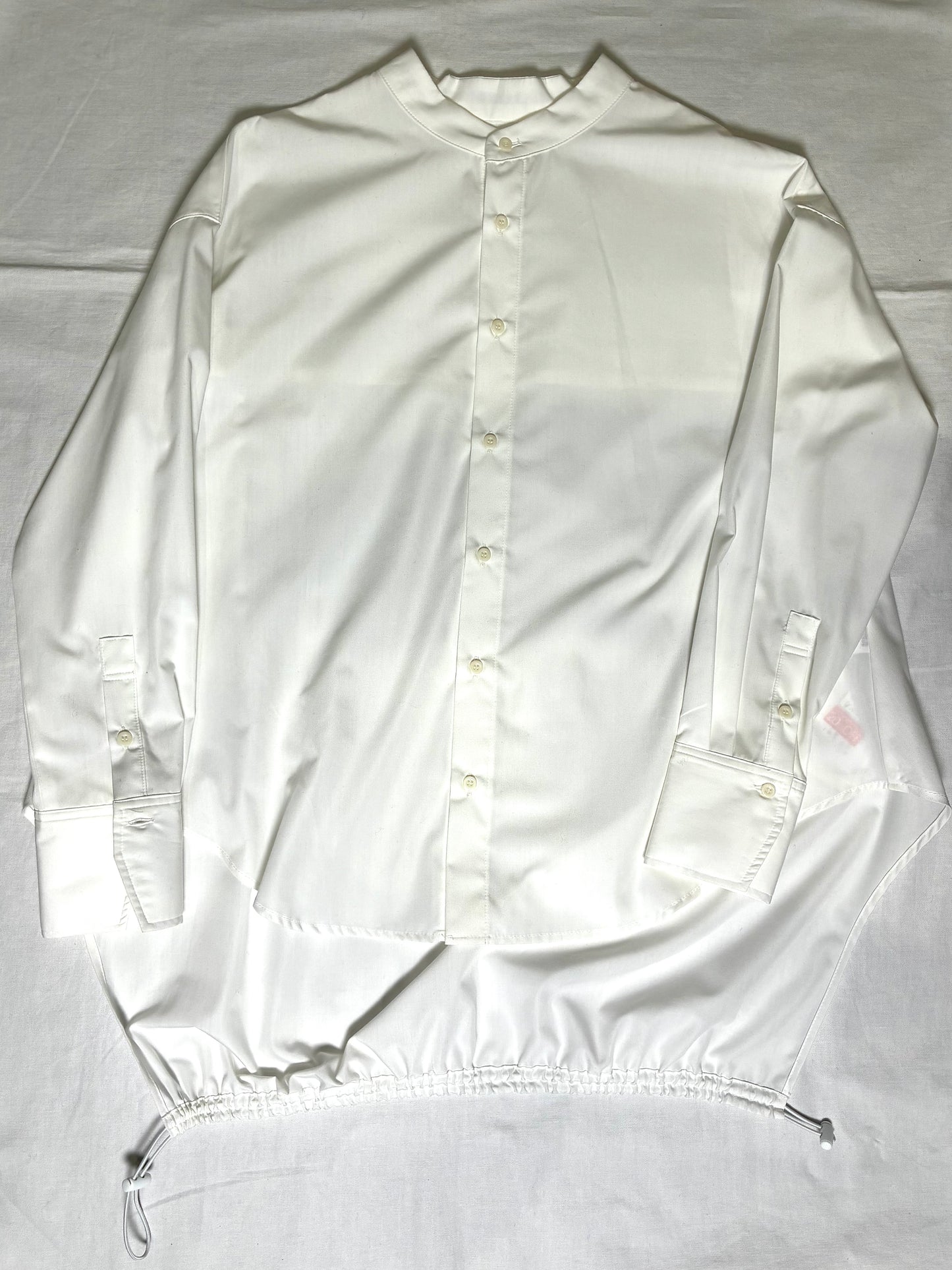 後ろ裾絞りスタンドカラーシャツ