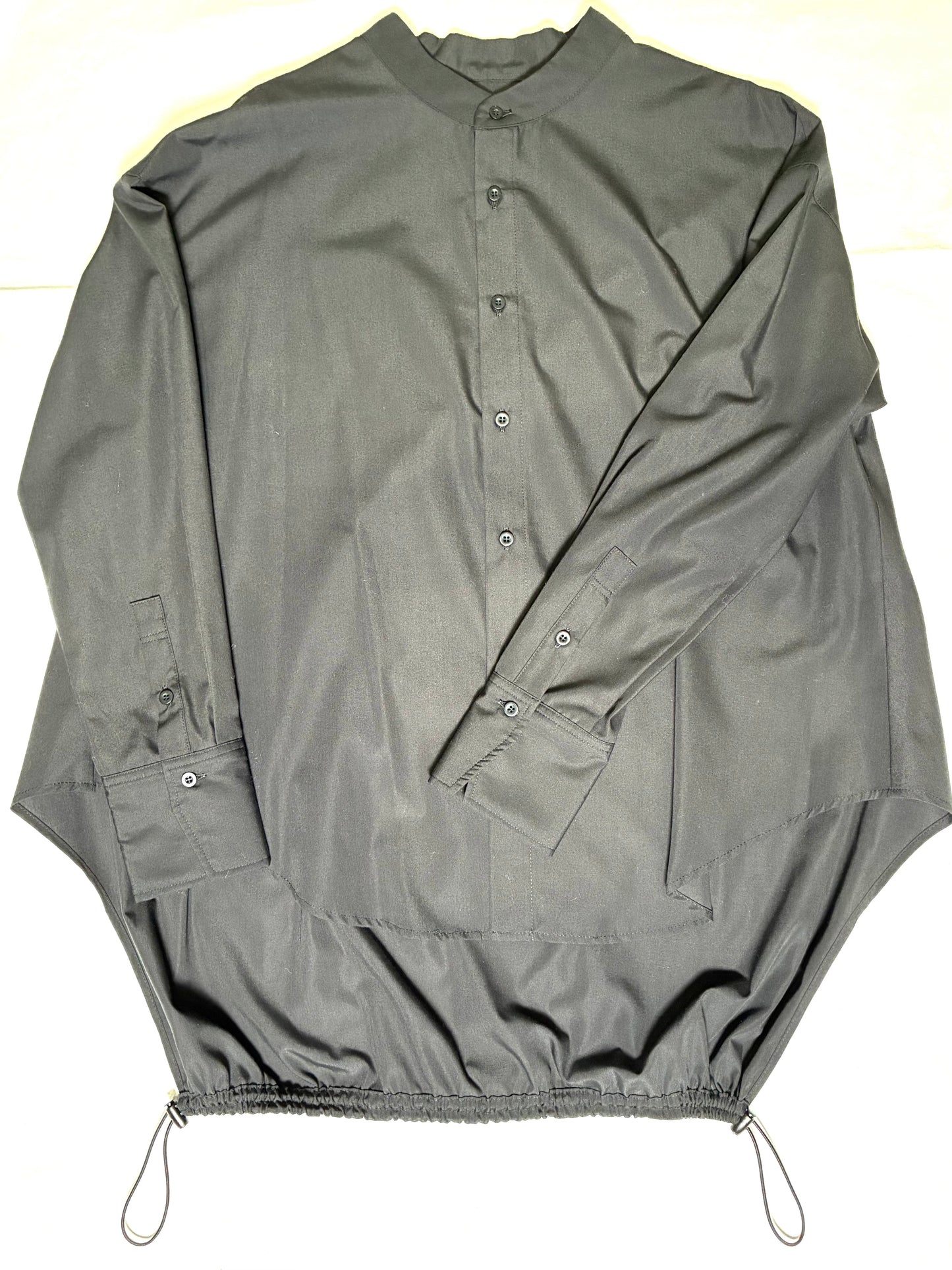 後ろ裾絞りスタンドカラーシャツ