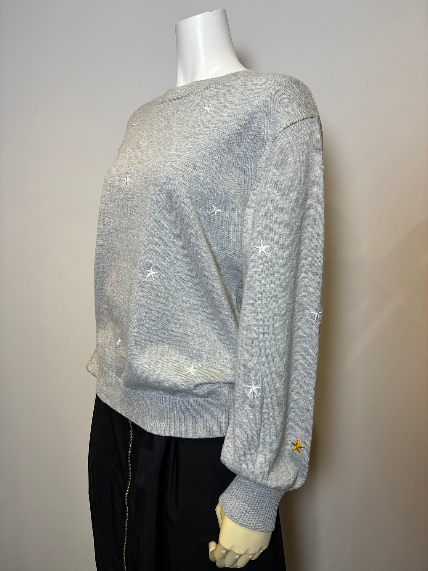星モチーフ刺繡ニット