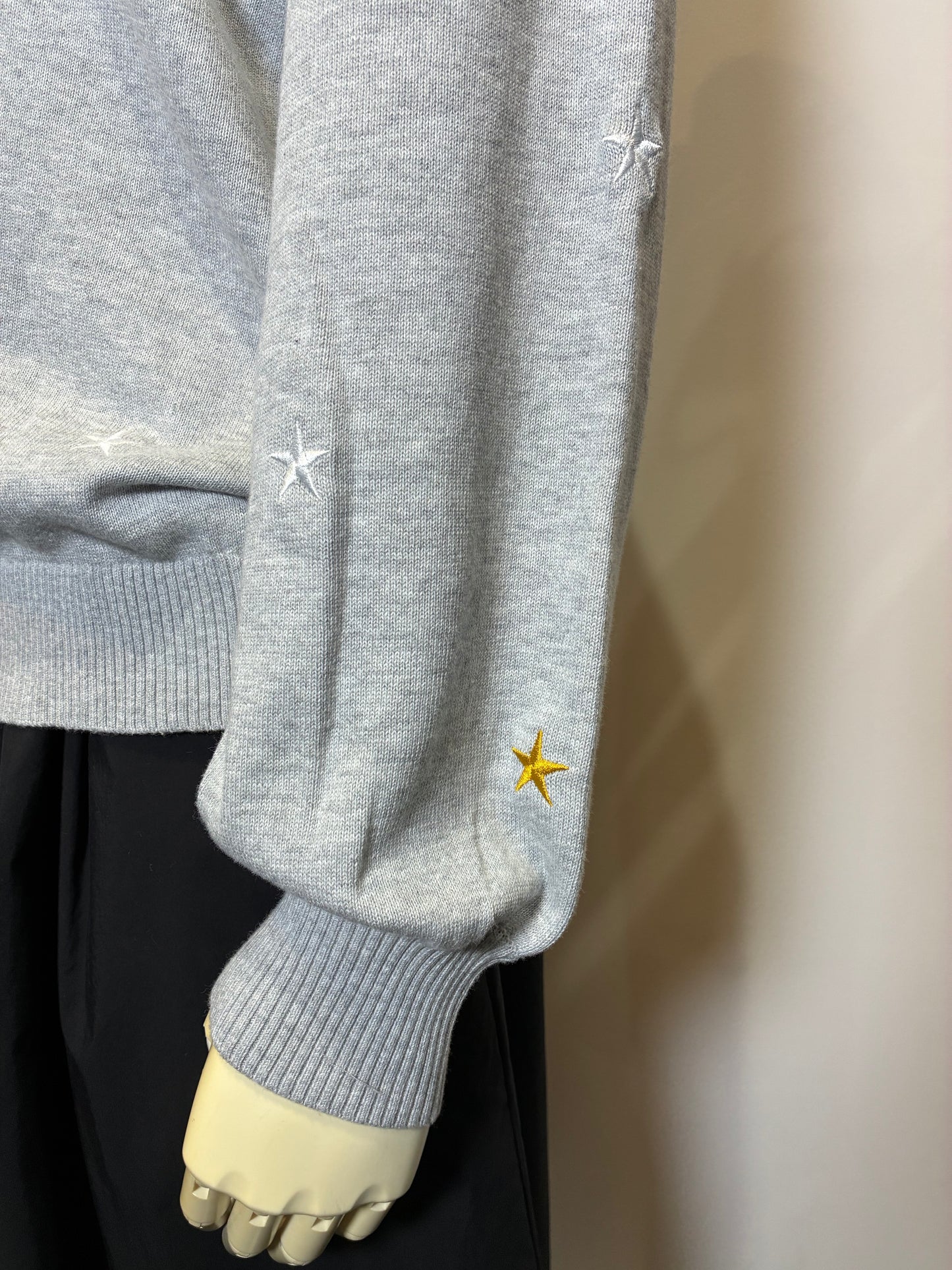 星モチーフ刺繡ニット