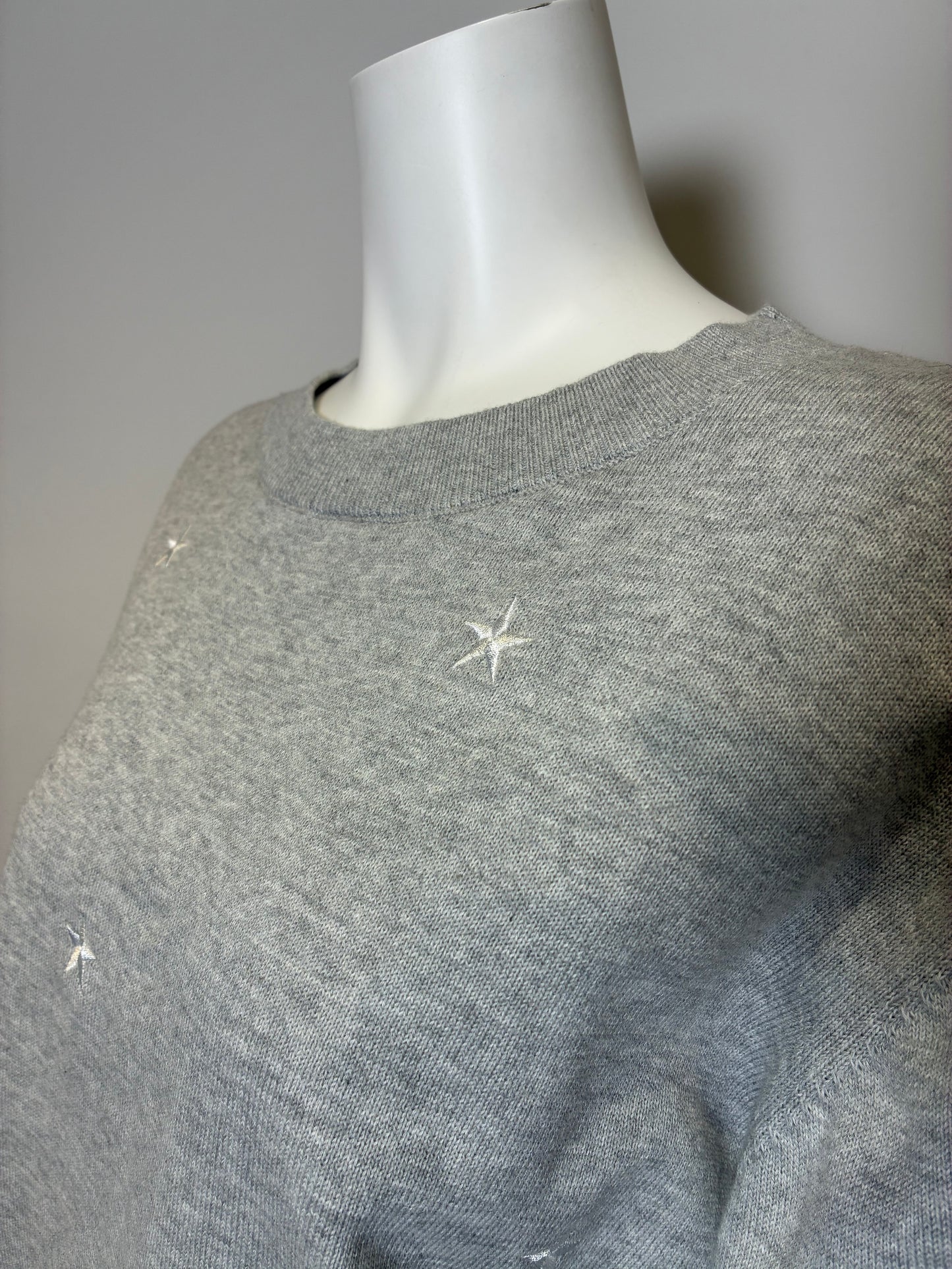 星モチーフ刺繡ニット