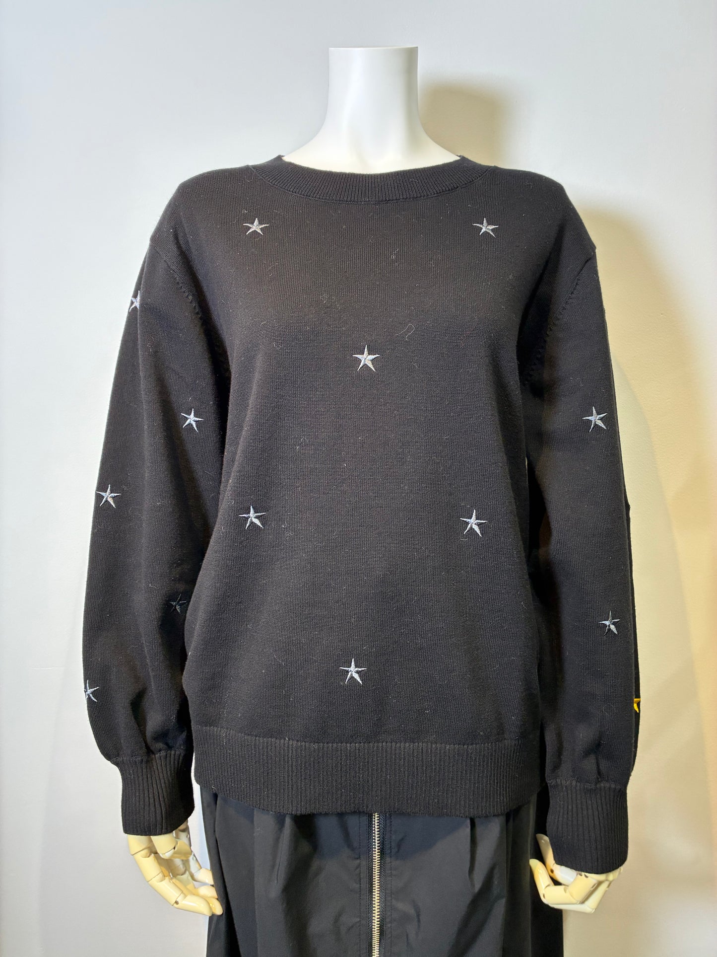 星モチーフ刺繡ニット