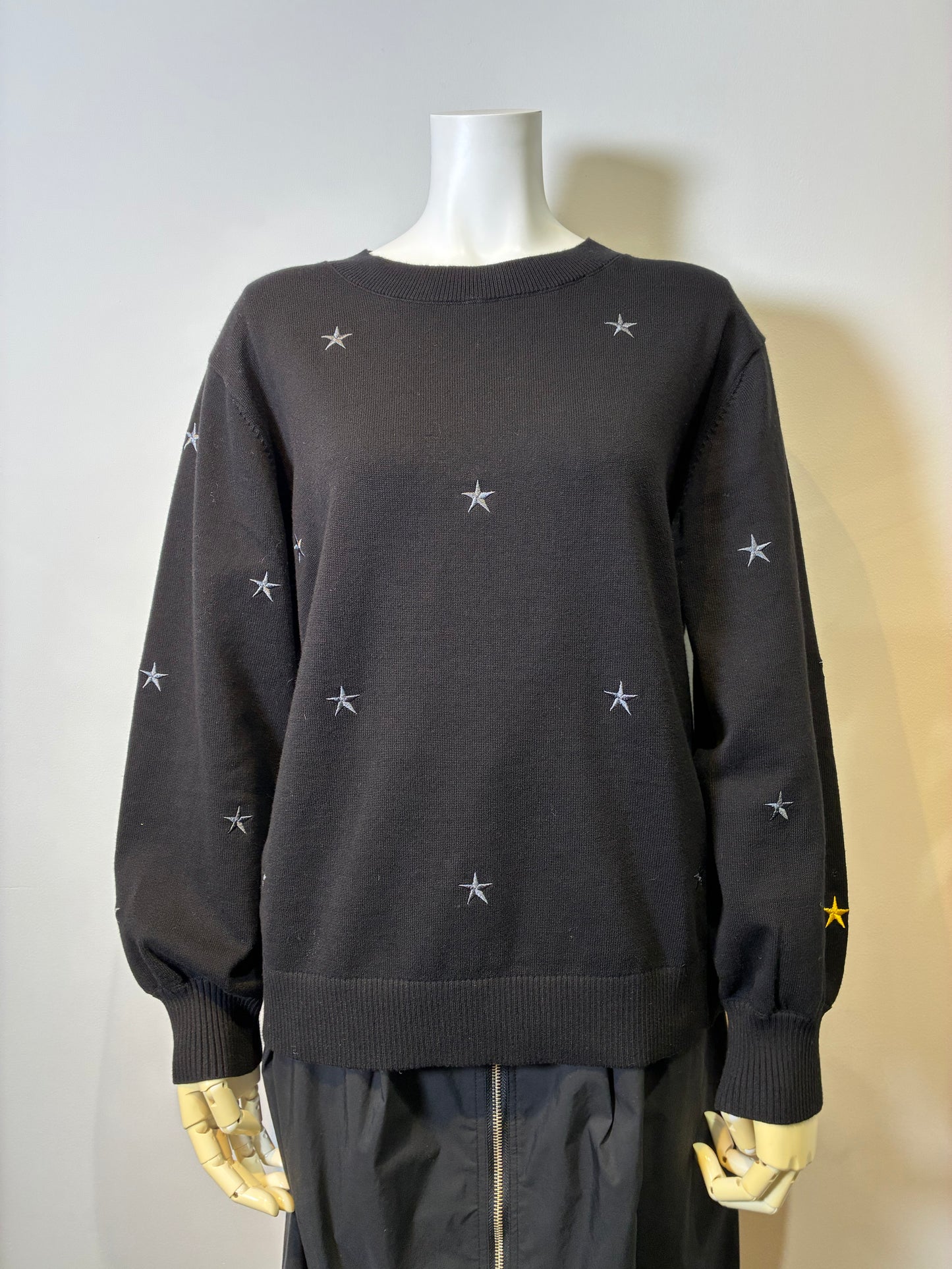 星モチーフ刺繡ニット