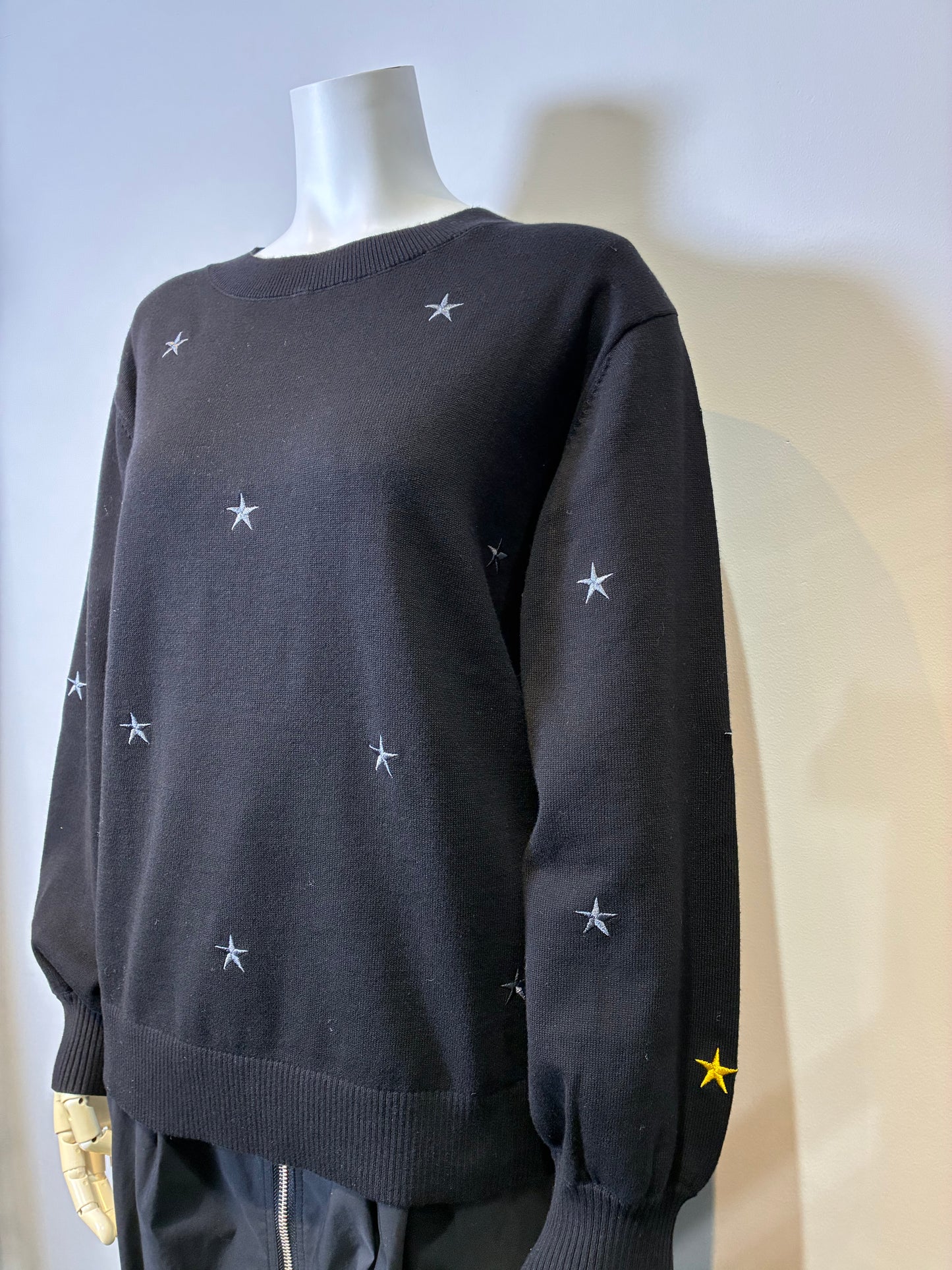 星モチーフ刺繡ニット