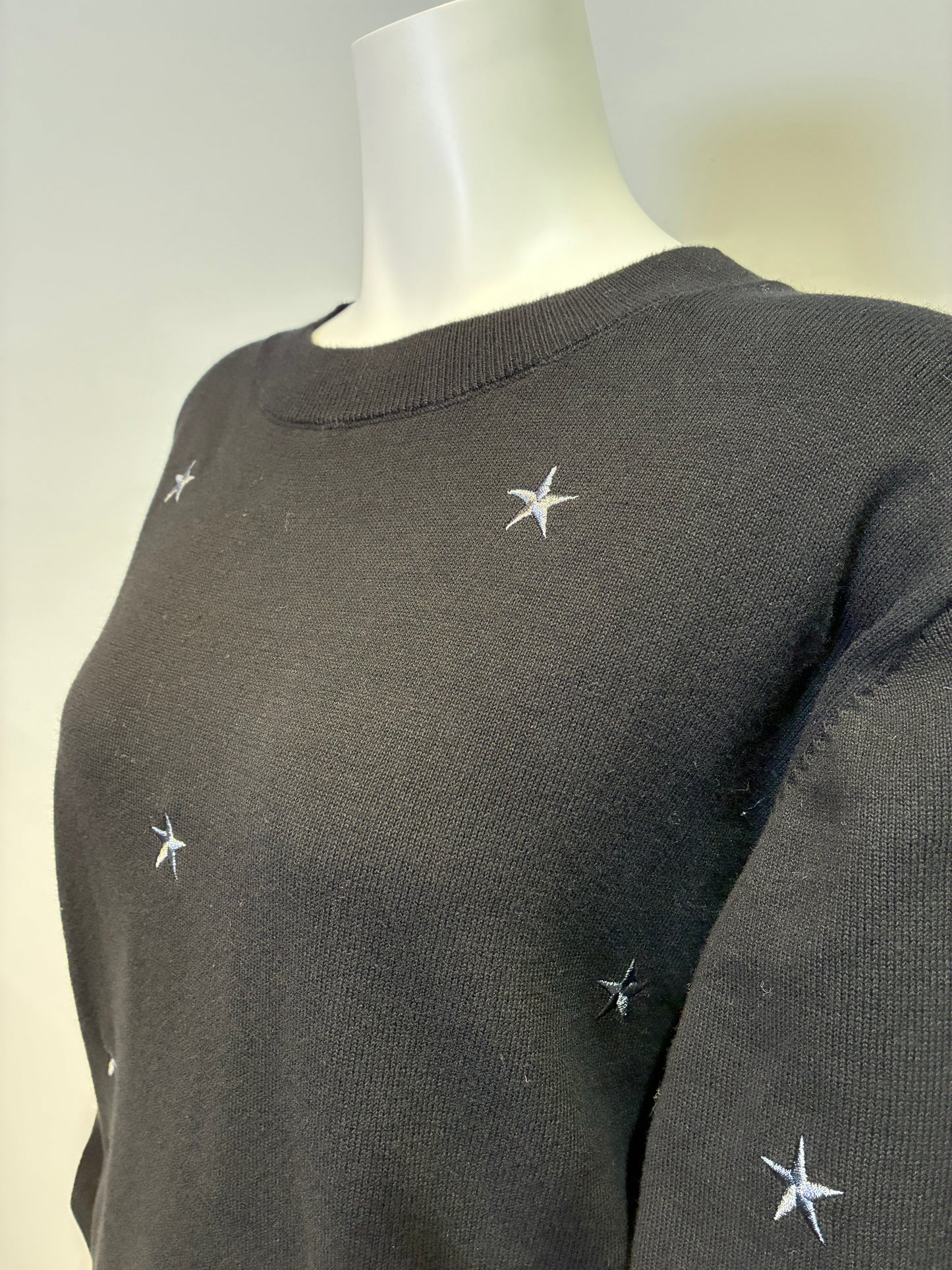 星モチーフ刺繡ニット