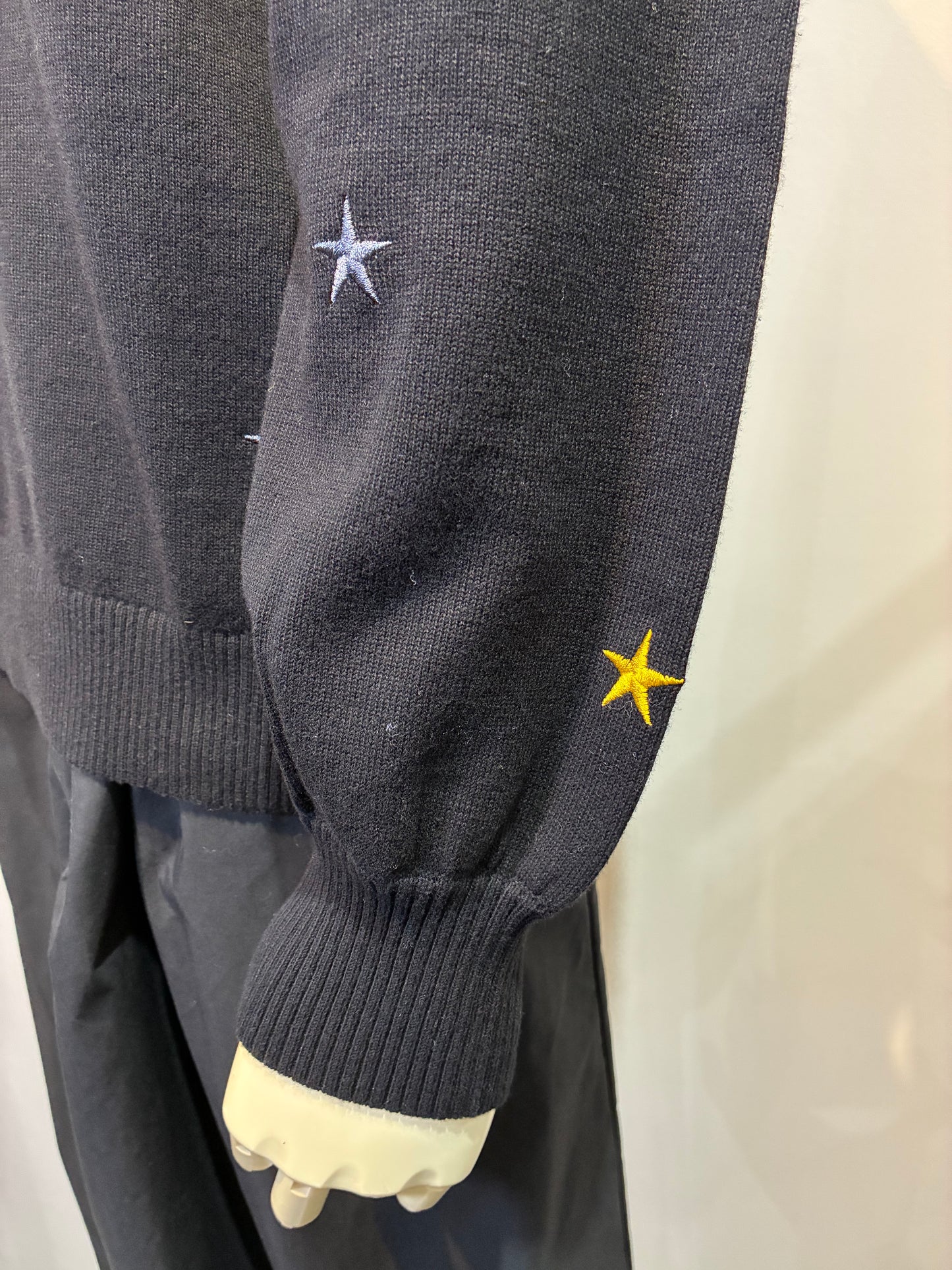 星モチーフ刺繡ニット