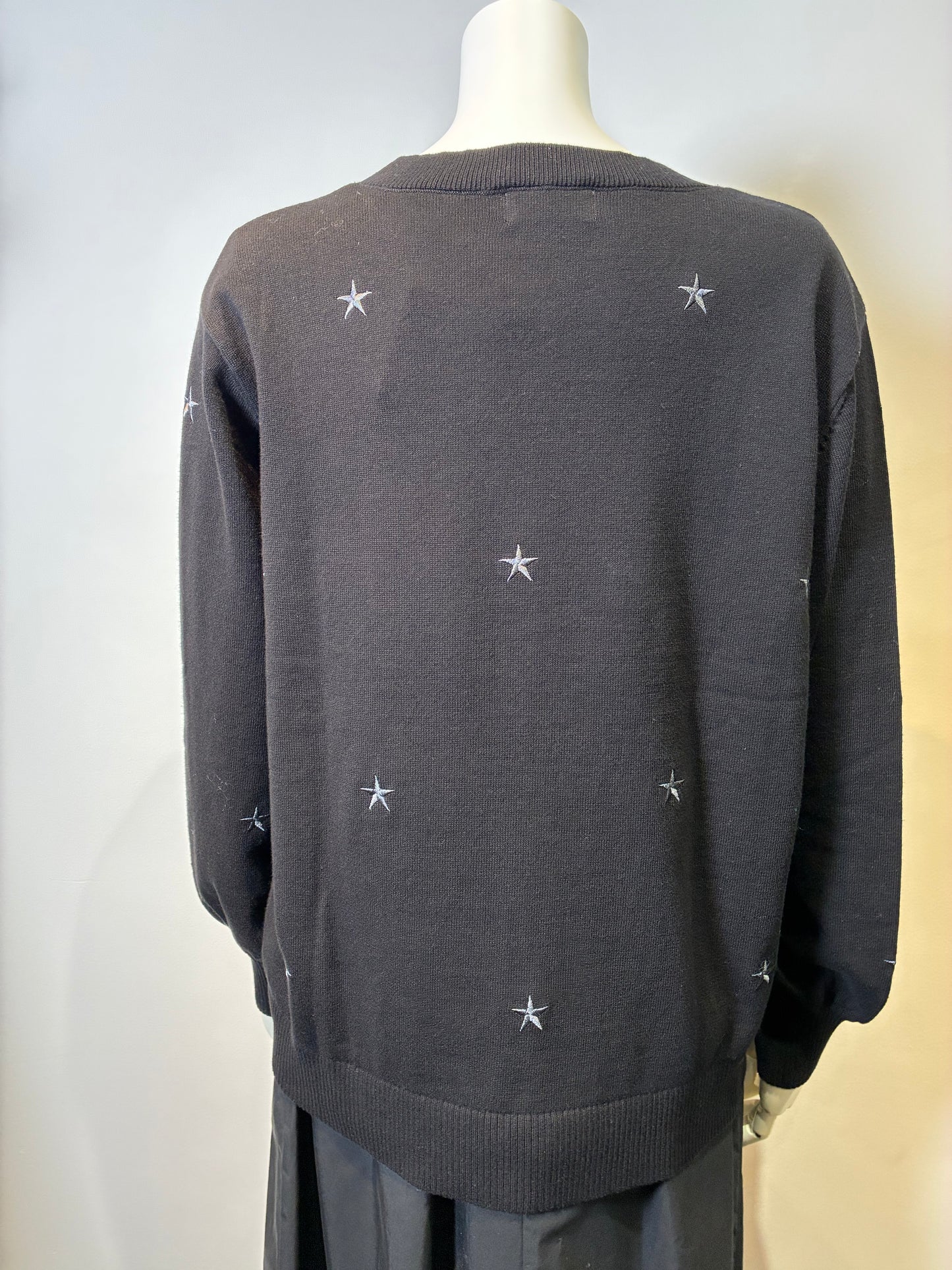 星モチーフ刺繡ニット